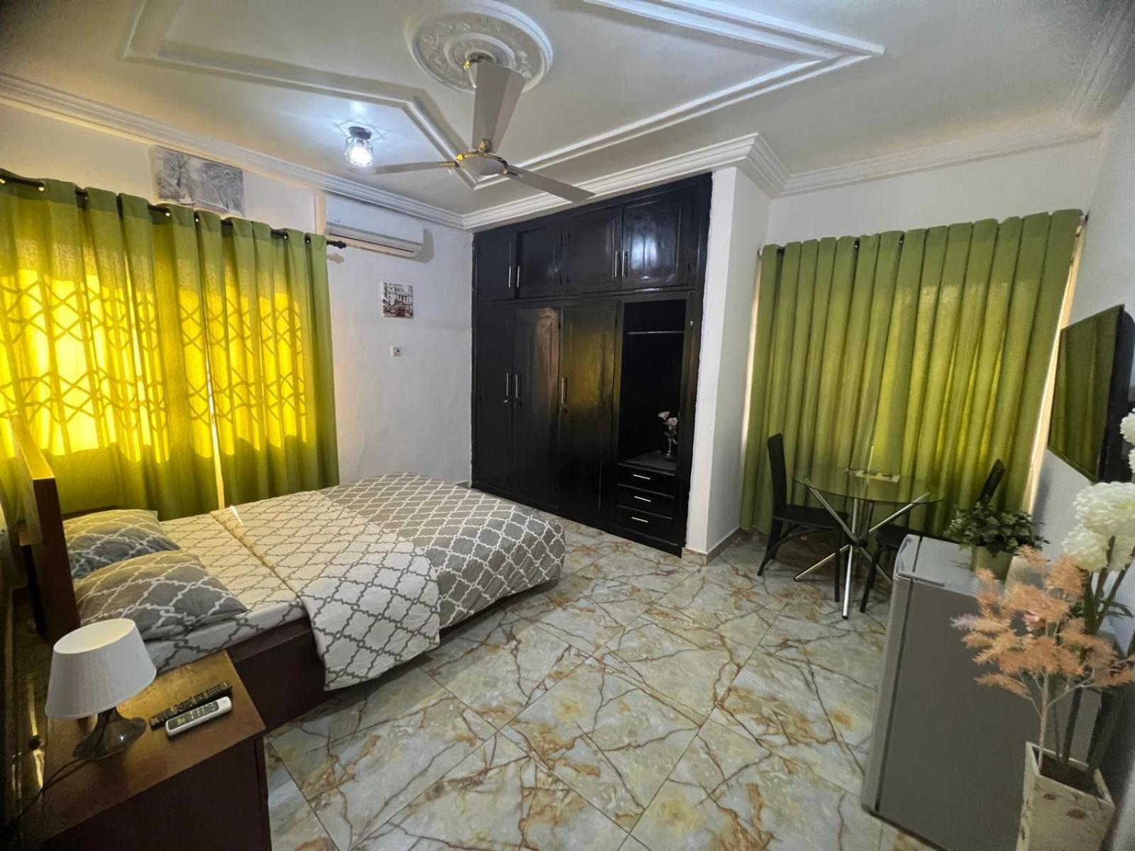 Nesta Barron -Home Away From Home North Legon Buitenkant foto