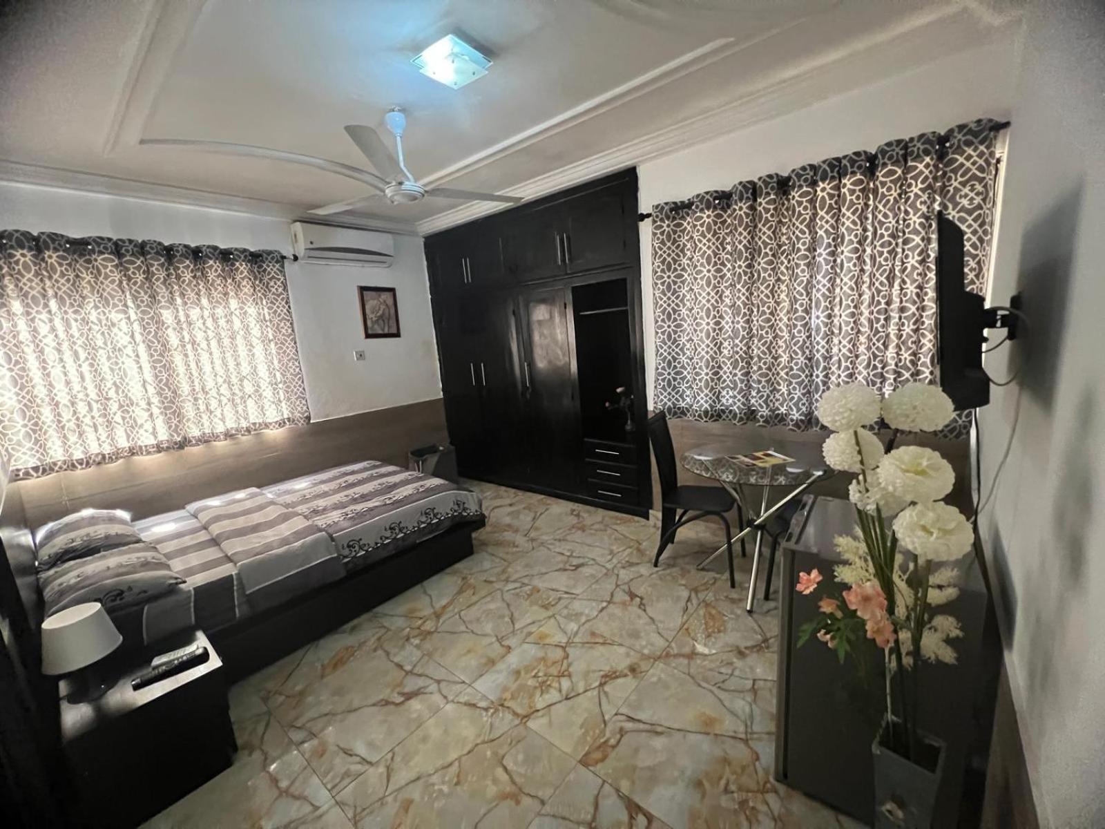 Nesta Barron -Home Away From Home North Legon Buitenkant foto