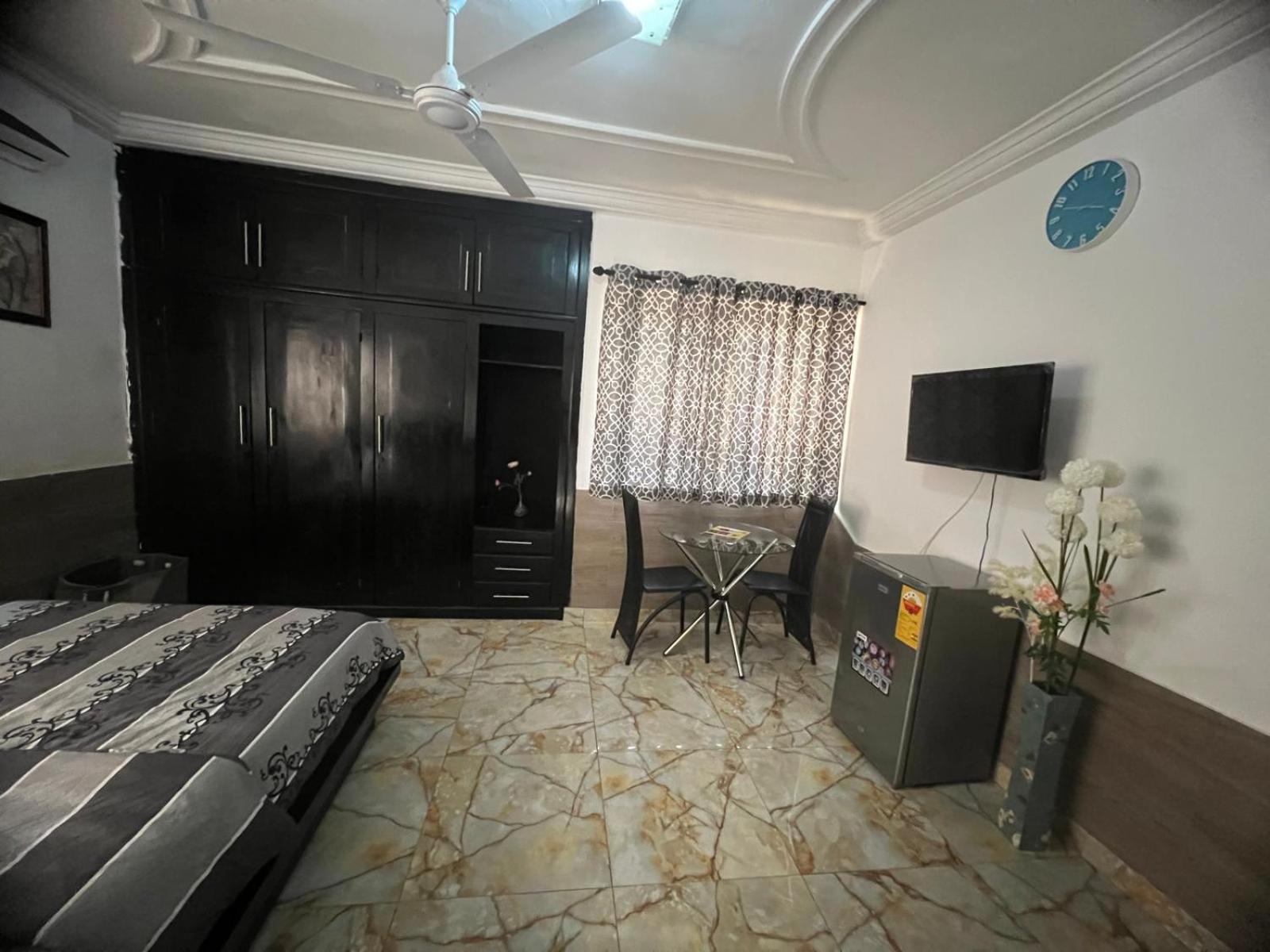 Nesta Barron -Home Away From Home North Legon Buitenkant foto
